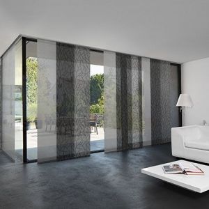 Wohnzimmer mit heller moderner Einrichtung und grauen transparenten Schiebevorhängen