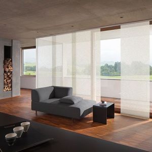 Wohnzimmer mit dunkler moderner Einrichtung und weißen transparenten Schiebevorhängen