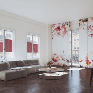 Wohnzimmer mit großflächiger blumiger Tapete, die eine einladende und farbenfrohe Atmosphäre schafft.
