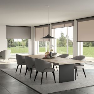 Modernes Esszimmer mit großen Fenstern und einem Kamin, der eine gemütliche Atmosphäre schafft.