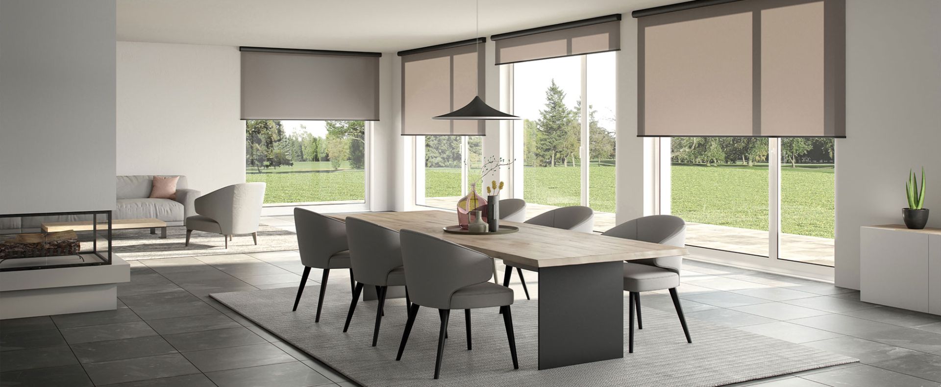 Modernes Esszimmer mit großen Fenstern und einem Kamin, der eine gemütliche Atmosphäre schafft.